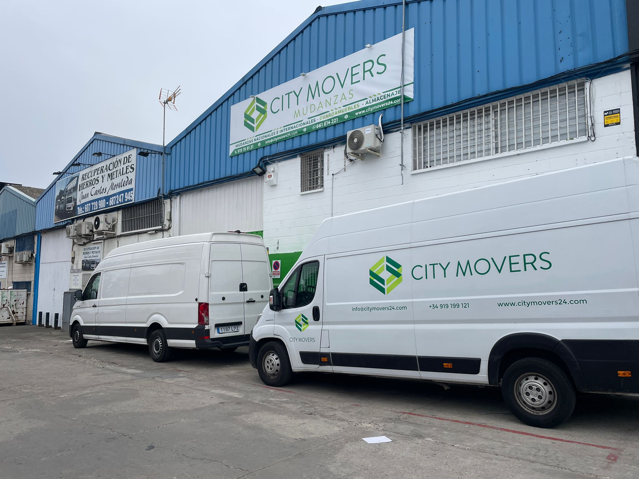Camion de city Movers preparado para salir de Madrid