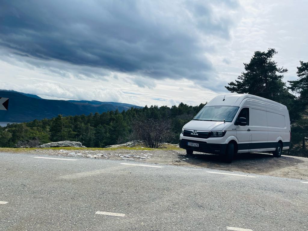 Furgoneta de City Movers en ruta internacional