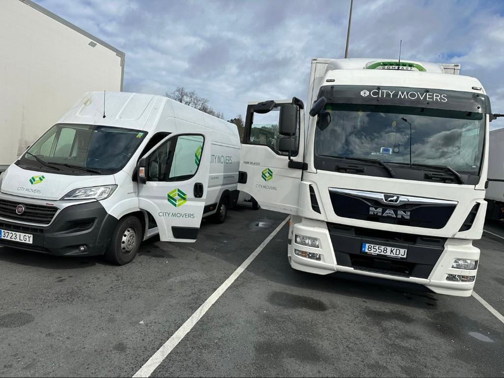 Furgonetas y camiones de City Movers realizando grupajes.